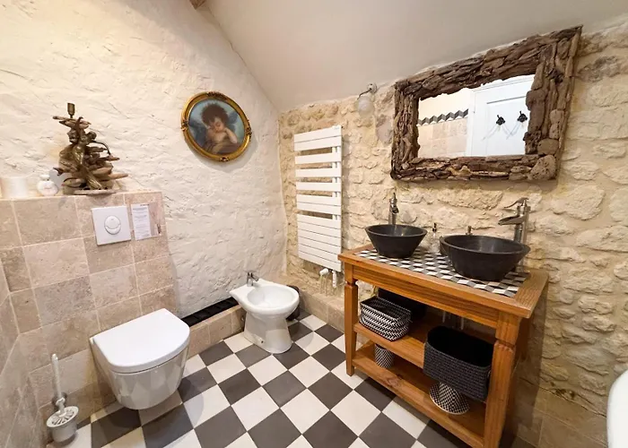 Hébergement de vacances Manoir Xv Et Grange Avec Piscine Chauffée Privée Saint-Ouen-de-la-Cour