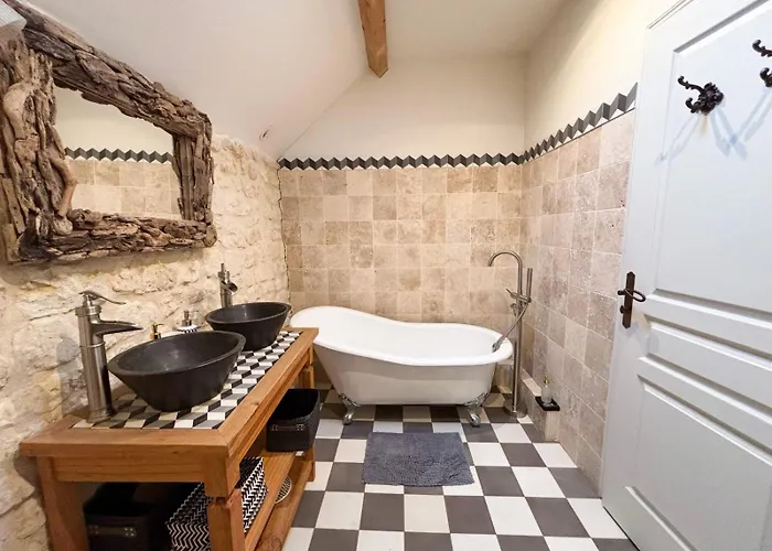 Manoir Xv Et Grange Avec Piscine Chauffée Privée Saint-Ouen-de-la-Cour