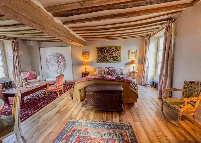 Hébergement de vacances Manoir Xv Et Grange Avec Piscine Chauffée Privée Saint-Ouen-de-la-Cour