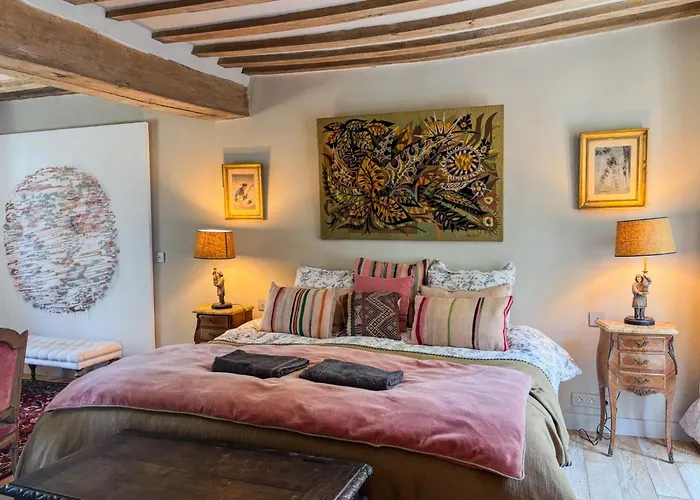 Hébergement de vacances Manoir Xv Et Grange Avec Piscine Chauffée Privée Saint-Ouen-de-la-Cour