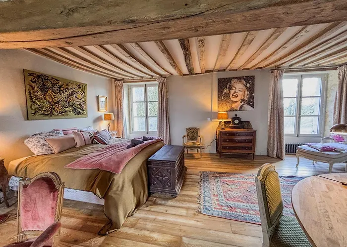 Hébergement de vacances Manoir Xv Et Grange Avec Piscine Chauffée Privée *