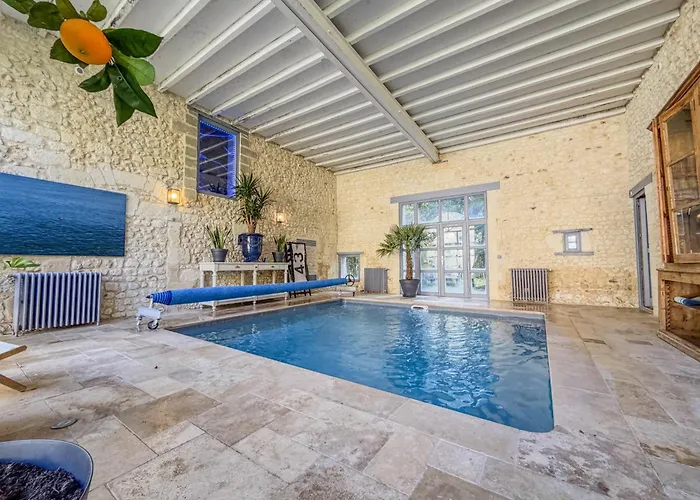 Hébergement de vacances Manoir Xv Et Grange Avec Piscine Chauffée Privée