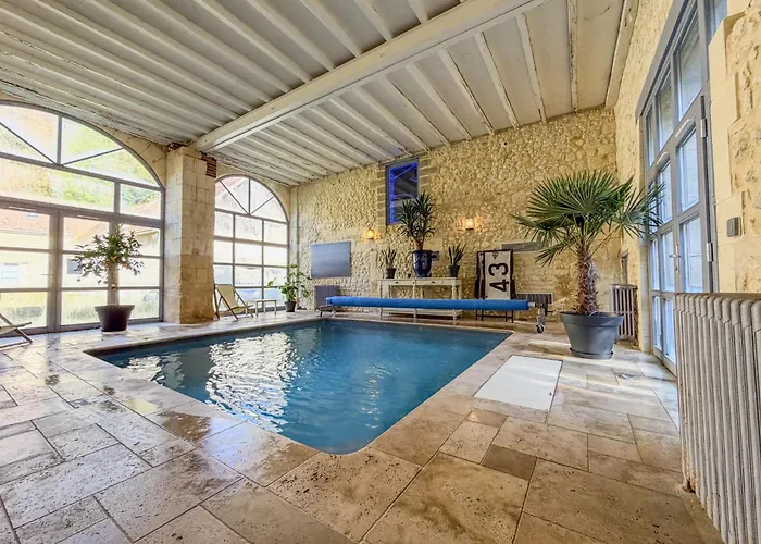 Hébergement de vacances Manoir Xv Et Grange Avec Piscine Chauffée Privée